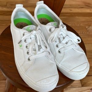Cariuma off-white canvas oca low